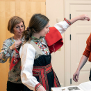 Prinsessen prøver bunaden med assistanse fra Camilla Aspenes Goffeng og Thea Glimsdal Temte. Foto: Liv Anette Luane, Det kongelige hoff